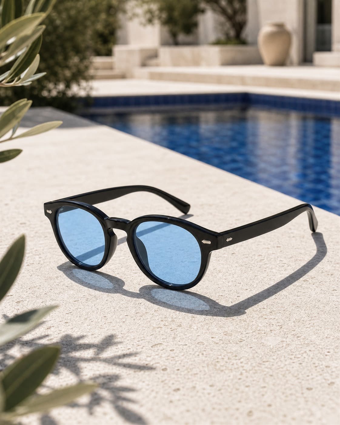 Cobalt Black — packshot au bord d’une piscine
