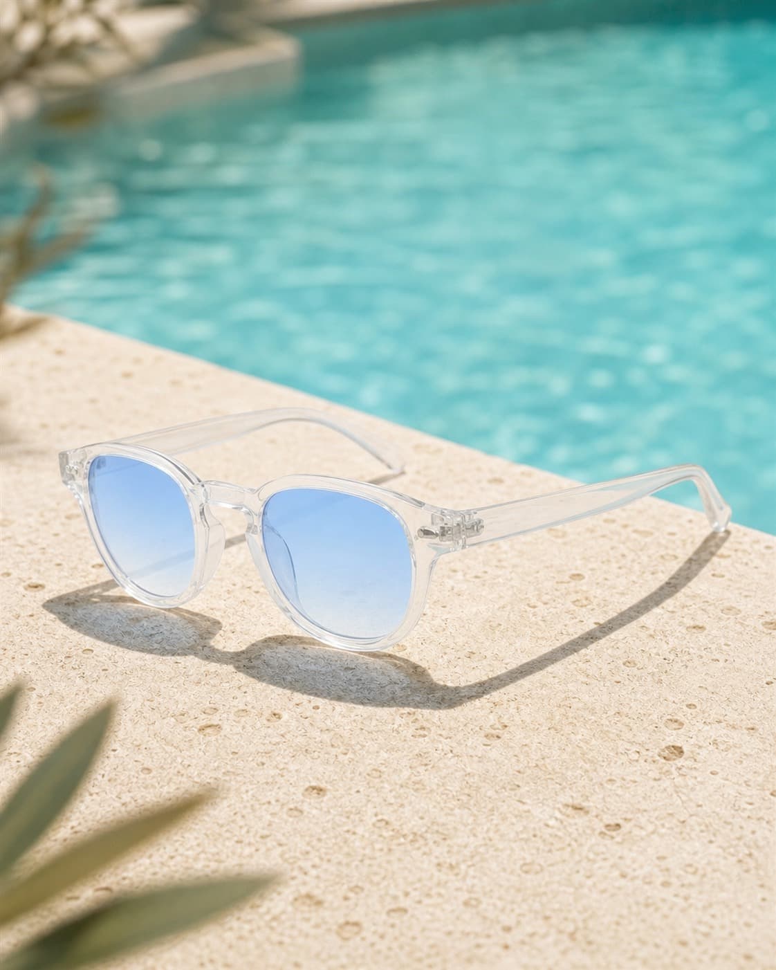 Luma Crystal — packshot au bord d’une piscine