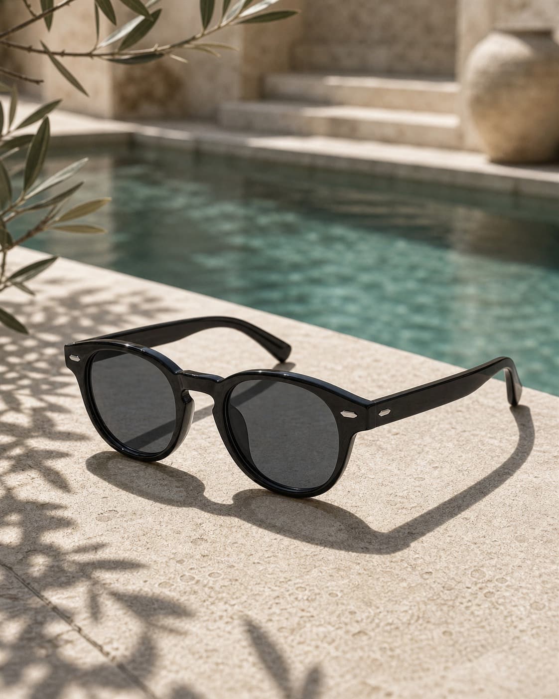 Nox Fumé — packshot au bord d’une piscine